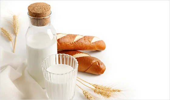 カルシウムの栄養価を表現した牛乳・パン・小麦の食品画像