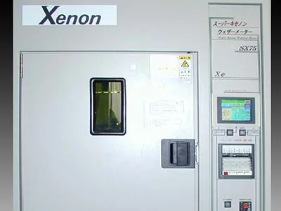 スガ試験機 SX75の耐候性試験機(キセノンランプ光源)