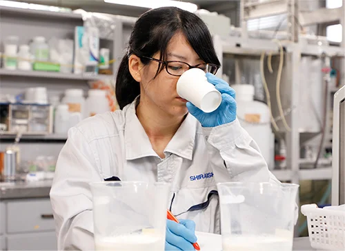 炭酸カルシウムを添加した飲料の官能試験をしている様子