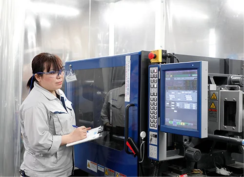 射出成型機を用いて樹脂試験片を作製している様子