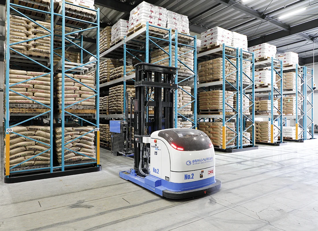 自動フォークリフトが稼働する白石グループの自社倉庫