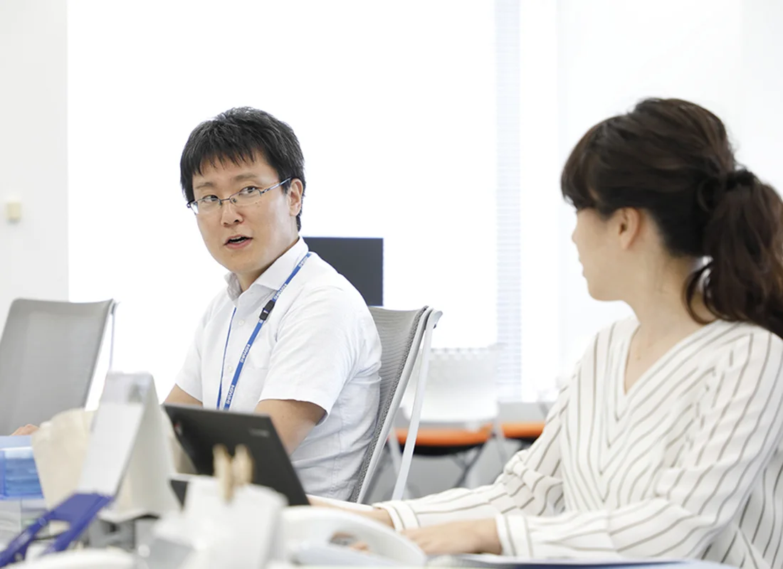 営業部門と連携し、資材購買、デリバリー、入出金管理をワンストップで対応する様子